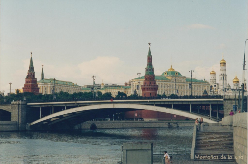 Otro aspecto del Kremlin con el Río Moskova